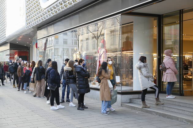 Coronas Stuation in Vienna Vienna, Innere Stadt, 25 02 2021 Corona Pandemic, Corona, Corona Virus, CoV 2, Covid 19, Sars, virus, virus infection, pandemic, corona crisis, viral disease, coronavirus, SARS CoV 2 queue of people in front of clothing shop, economic crisis, economy, trade, boutique, store, shop, textile industry, textile trade, shop, text AVN101002455096