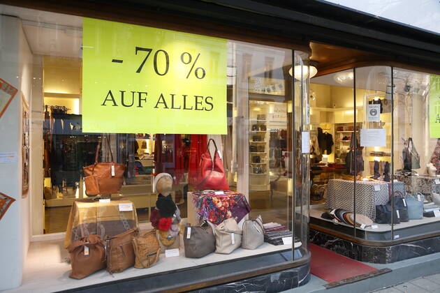 Coronas stuation in Vienna Vienna, Innere Stadt, 25 02 2021 Corona pandemic, Corona, Corona virus, CoV 2, Covid 19, Sars, virus, virus infection, pandemic, Corona crisis, viral disease, Coronavirus, SARS CoV 2 economic crisis, economy, trade, sale, clearance sale, clearance sale, shop Vienna Austria AVN101002455105