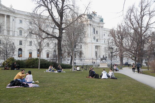 Coronas Stuation in Vienna Vienna, Innere Stadt, 25 02 2021 Corona Pandemic, Corona, Corona Virus, CoV 2, Covid 19, Sars, virus, virus infection, pandemic, corona crisis, viral disease, coronavirus, SARS CoV 2 people sitting in the lawn, Burggarten, spring Vienna Austria AVN101002455130