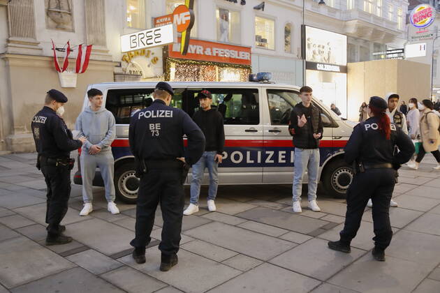 Coronas Stuation in Vienna Vienna, Innere Stadt, 25 02 2021 Corona Pandemic, Corona, Corona Virus, CoV 2, Covid 19, Sars, Virus, Virus Infection, Pandemic, Corona Crisis, Viral Disease, Coronavirus, SARS CoV 2 Police, Stop, Kärntnerstraße, Peronalien aufnehmen, Police Operation Vienna Austria AVN101002455144
