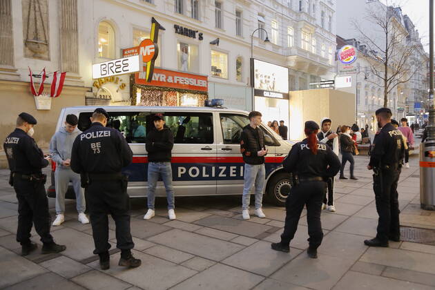 Coronas Stuation in Vienna Vienna, Innere Stadt, 25 02 2021 Corona Pandemic, Corona, Corona Virus, CoV 2, Covid 19, Sars, Virus, Virus Infection, Pandemic, Corona Crisis, Viral Disease, Coronavirus, SARS CoV 2 Police, Stop, Kärntnerstraße, Peronalien aufnehmen, Police Operation Vienna Austria AVN101002455145
