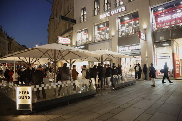 Coronas Stuation in Vienna Vienna, Innere Stadt, 25 02 2021 Corona Pandemic, Corona, Corona Virus, CoV 2, Covid 19, Sars, Virus, Virus Infection, Pandemic, Corona Crisis, Viral Disease, Coronavirus, SARS CoV 2 Queue of People in Front of FIVE GUYS Shop on the Graben Take Away, Self Pickup, Pick Up Vienna Austria AVN101002455153