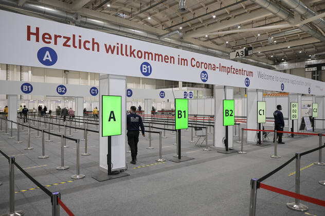 DEUTSCHLAND, Hamburg, Corona Pandemie, Impfzentrum der KVH und Sozialbehörde Hamburg in den Messehallen, groesstes Impfzentrum Deutschlands fuer bis zu 7000 Menschen taeglich, Impfung von alten Menschen und jungen Menschen in systemrelevanten Berufen Hamburg Germany