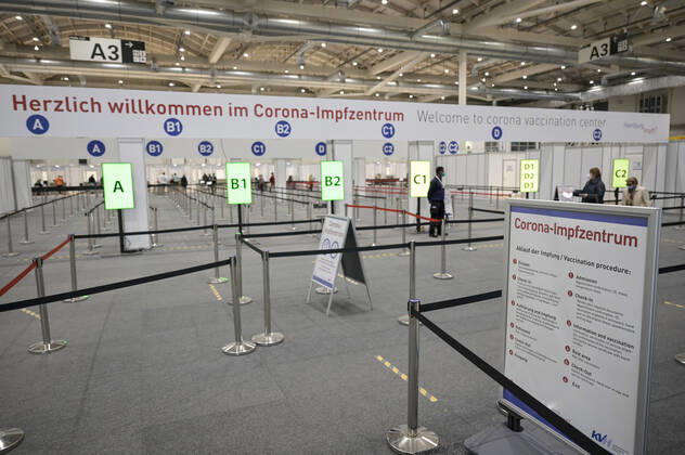 DEUTSCHLAND, Hamburg, Corona Pandemie, Impfzentrum der KVH und Sozialbehörde Hamburg in den Messehallen, groesstes Impfzentrum Deutschlands fuer bis zu 7000 Menschen taeglich, Impfung von alten Menschen und jungen Menschen in systemrelevanten Berufen Hamburg Germany