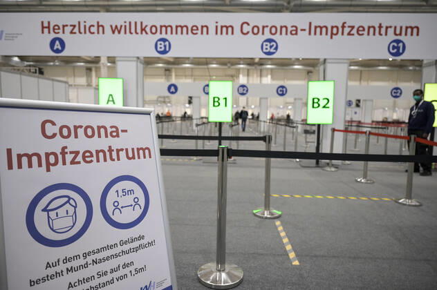 DEUTSCHLAND, Hamburg, Corona Pandemie, Impfzentrum der KVH und Sozialbehörde Hamburg in den Messehallen, groesstes Impfzentrum Deutschlands fuer bis zu 7000 Menschen taeglich, Impfung von alten Menschen und jungen Menschen in systemrelevanten Berufen Hamburg Germany