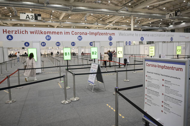 DEUTSCHLAND, Hamburg, Corona Pandemie, Impfzentrum der KVH und Sozialbehörde Hamburg in den Messehallen, groesstes Impfzentrum Deutschlands fuer bis zu 7000 Menschen taeglich, Impfung von alten Menschen und jungen Menschen in systemrelevanten Berufen Hamburg Germany