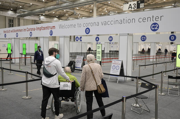DEUTSCHLAND, Hamburg, Corona Pandemie, Impfzentrum der KVH und Sozialbehörde Hamburg in den Messehallen, groesstes Impfzentrum Deutschlands fuer bis zu 7000 Menschen taeglich, Impfung von alten Menschen Hamburg Germany