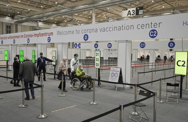 DEUTSCHLAND, Hamburg, Corona Pandemie, Impfzentrum der KVH und Sozialbehörde Hamburg in den Messehallen, groesstes Impfzentrum Deutschlands fuer bis zu 7000 Menschen taeglich, Impfung von alten Menschen Hamburg Germany