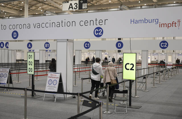 DEUTSCHLAND, Hamburg, Corona Pandemie, Impfzentrum der KVH und Sozialbehörde Hamburg in den Messehallen, groesstes Impfzentrum Deutschlands fuer bis zu 7000 Menschen taeglich, Impfung von alten Menschen und jungen Menschen in systemrelevanten Berufen Hamburg Germany