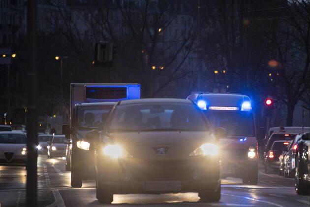 Vienna, Austria: Ambulance car in service Ein Rettungswagen (RTW) der Wiener Berufsrettung befindet sich auf Einsatzfahrt. Wien, Österreich. Februar 2021