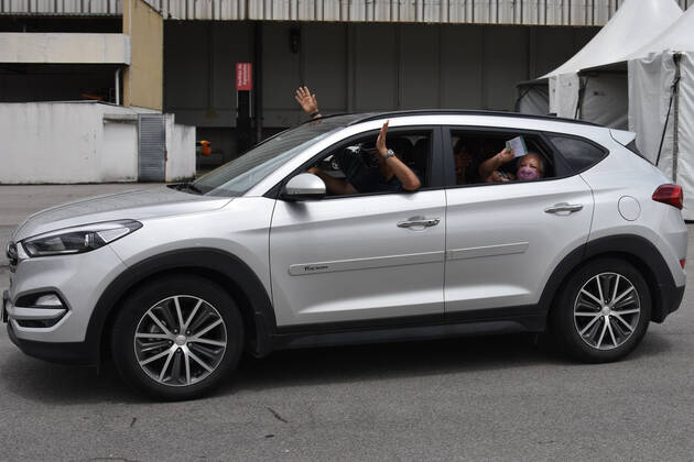 SÃO PAULO, SP - 27.02.2021: VACINAÇÃO CONTRA COVID19 SP - Vaccination of elderly people between 80 and 84 years against Covid-19, (Coronavirus) at the drive thru station of Anhembi, this Saturday (27). The City of São Paulo anticipated the vaccination of elderly people between 80 and 84 years of age in drive thru and AMAS posts in the capital. In the photo, the family celebrates after the elderly woman is vaccinated. x2036820x RobertoxCasimiro