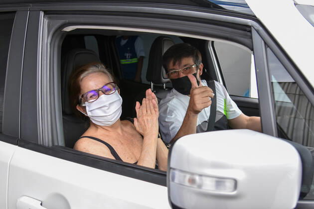 SÃO PAULO, SP - 27.02.2021: VACINAÇÃO CONTRA COVID19 SP - Vaccination of elderly people between 80 and 84 years against Covid-19, (Coronavirus) at the drive thru station of Anhembi, this Saturday (27). The City of São Paulo anticipated the vaccination of elderly people between 80 and 84 years of age in drive thru and AMAS posts in the capital. In the photo, the family celebrates after the elderly woman is vaccinated. x2036823x RobertoxCasimiro