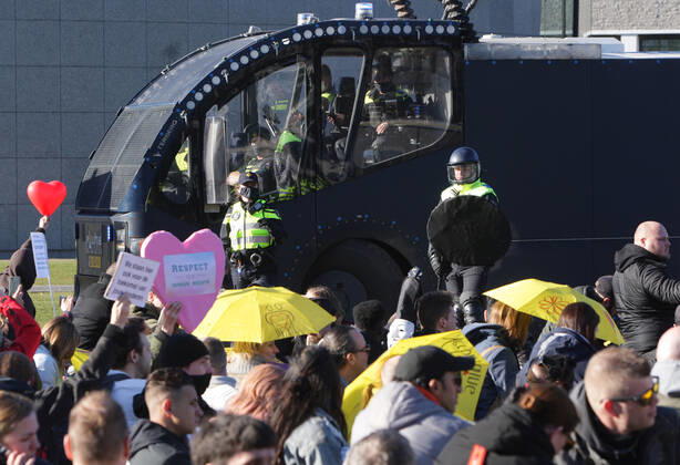 News Bilder des Tages Dutch anti-riot police enclose anti-lockdown supporters during illegal demonstration against the coronavirus measures at the Museumplein on February 28, 2021 in Amsterdam,Netherlands. Amsterdam Mayor Femke Halsema classified the Museumplein as security risk area , giving police officers the right to check and search anybody in that area to prevent illegal demonstration and vandalism. Amsterdam Netherlands Copyright: xPauloxAmorimx amp20210228_014