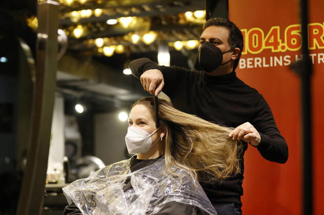 Claudia from Großziethen wins with Arno and the morning crew on 104 6 RTL the very first hairdresser appointment with Shan Rahimkhan Coiffeur at the Kurfürstendamm after reopening of the hairdresser salons after loosening of the Corona Lockdown Berlin, 01 03 2021 Foto:xJ.xMWx xFuturexImage