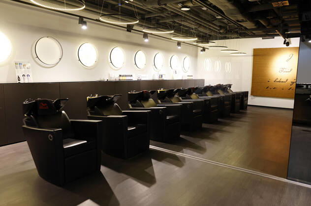 Shan Rahimkhan Coiffeur at Kurfürstendamm after reopening of hair salons after relaxations of Corona Lockdown Berlin, 01 03 2021 Foto:xJ.xMWx xFuturexImage