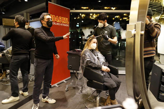 Claudia from Großziethen wins with Arno and the morning crew on 104 6 RTL the very first hairdresser appointment with Shan Rahimkhan Coiffeur at the Kurfürstendamm after reopening of the hairdresser salons after loosening of the Corona Lockdown Berlin, 01 03 2021 Foto:xJ.xMWx xFuturexImage