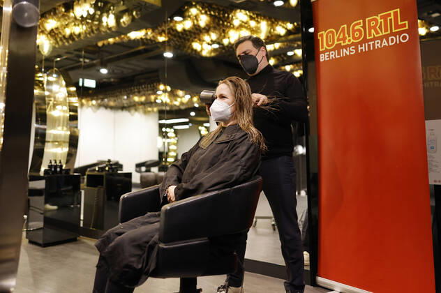 Claudia from Großziethen wins with Arno and the morning crew on 104 6 RTL the very first hairdresser appointment with Shan Rahimkhan Coiffeur at the Kurfürstendamm after reopening of the hairdresser salons after loosening of the Corona Lockdown Berlin, 01 03 2021 Foto:xJ.xMWx xFuturexImage