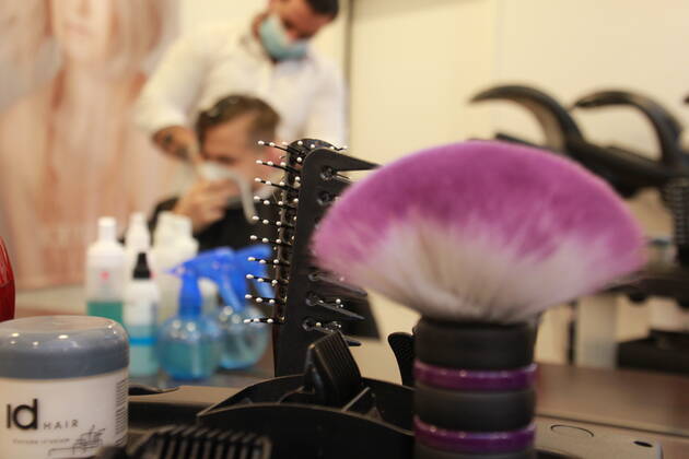 Friseure dürfen in Niedersachsen wieder Haare schneiden - Salzgitter Bundesweit dürfen Friseure ab heute wieder Haare schneiden, endlich kommt die Corona-Matte vom Kopf. Pünktlich um 8:00 scharren bereits die ersten ersten Kunden vor dem eingang mit den Hufen um einen der ersten Plätze auf dem Friseurstuhl zu ergattern. Martin Müller (Friseur aus Salzgitter-Bad) ist sichtlich froh das es endlich wieder losgehen kann. Das Telefon klingelt permanent und der Terminkalender ist bereits jetzt rappelvoll. Niedersachsen, Corona, Friseur, Friseurtermin, Covid, Pandemie, Deutschland, Bundesweit, Salzgitter, Harzvorland, Haare, Matte, Lockdown, Lockdownfrisur, Norddeutschland, Norddeutsch, Newst des Tages, Schere, Rasierer, Haare färben, Babe Copyright: xMartinxDziadekx