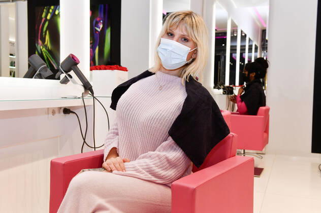 Arielle Rippegather at night at Magali Coiffeur on Kurfürstendamm after reopening of hair salons after Corona lockdown Berlin, 01 03 2021 Foto:xF.xKernx xFuturexImage