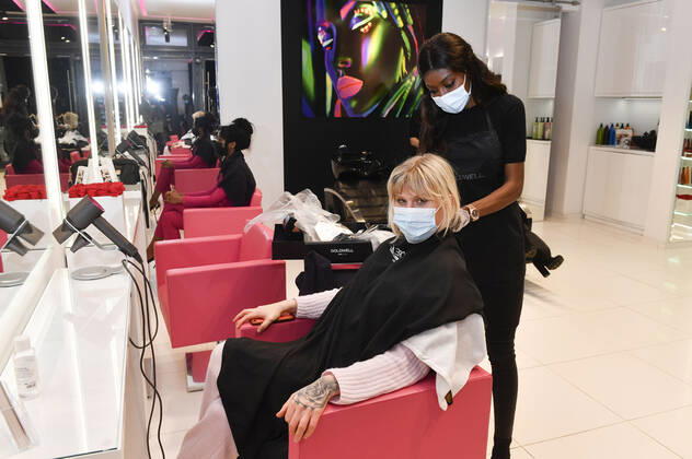 Arielle Rippegather with owner Maggie Magali at night at Magali Coiffeur on Kurfürstendamm after reopening of hair salons following easing of Corona Lockdown Berlin, 01 03 2021 Foto:xF.xKernx xFuturexImage