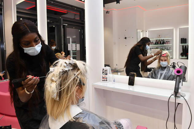 Arielle Rippegather with owner Maggie Magali at night at Magali Coiffeur on Kurfürstendamm after reopening of hair salons following easing of Corona Lockdown Berlin, 01 03 2021 Foto:xF.xKernx xFuturexImage
