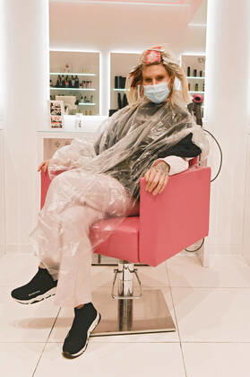 Arielle Rippegather at night at Magali Coiffeur on Kurfürstendamm after reopening of hair salons after Corona lockdown Berlin, 01 03 2021 Foto:xF.xKernx xFuturexImage