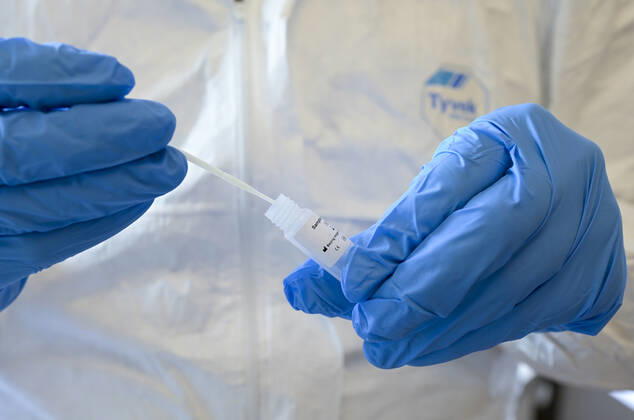DEUTSCHLAND, Hamburg, Corona Pandemie, Pflegeheim fuer alte Menschen, Schnelltest PoC-Antigen fuer Besucher und Angehörige durch Bundeswehr Soldaten, Testkit der chinesischen Firma Beijing Hotgen Biotech Co. Hamburg Germany