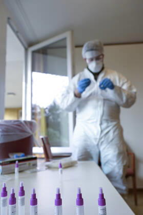 DEUTSCHLAND, Hamburg, Corona Pandemie, Pflegeheim fuer alte Menschen, Schnelltest PoC-Antigen fuer Besucher und Angehörige durch Bundeswehr Soldaten, Testkit der chinesischen Firma Beijing Hotgen Biotech Co. Hamburg Germany