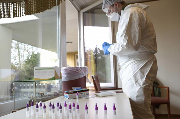 DEUTSCHLAND, Hamburg, Corona Pandemie, Pflegeheim fuer alte Menschen, Schnelltest PoC-Antigen fuer Besucher und Angehörige durch Bundeswehr Soldaten, Testkit der chinesischen Firma Beijing Hotgen Biotech Co. Hamburg Germany