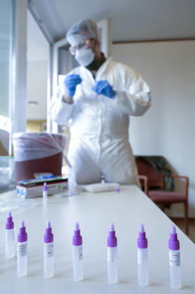 DEUTSCHLAND, Hamburg, Corona Pandemie, Pflegeheim fuer alte Menschen, Schnelltest PoC-Antigen fuer Besucher und Angehörige durch Bundeswehr Soldaten, Testkit der chinesischen Firma Beijing Hotgen Biotech Co. Hamburg Germany