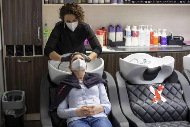 01 03 2021 , DU Duisburg , Hairdressers are allowed to open again from 01 03 2021 , Sadiye Kisin from the hairdressing salon Haarscharf in Duisburg Buchholz has auctioned the first appointment in her salon on the market square at 00 01 oclock SPD state parliament politician Sarah Philipp has won w