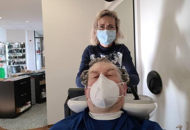 01 03 2021 xkhx Kassel symbol picture corona lockdown relaxed hairdressers are allowed to open again and cut hair under the strict corona rules e.g. with mask also our photographer Kurt Heldmann used the favour of the hour and had his hair cut