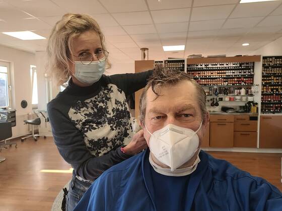 01 03 2021 xkhx Kassel symbol picture corona lockdown relaxed hairdressers are allowed to open again and cut hair under the strict corona rules e.g. with mask also our photographer Kurt Heldmann used the favour of the hour and had his hair cut