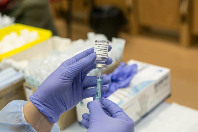 Coronavirus in Spanien, Impfung in Merida A healthcare professional holds a vial of the AstraZeneca vaccine against COVID-19 at the Hospital de MÃ rida, Extremadura (Spain), on 1 March 2021. The Covid-19 vaccination of teachers in Extremadura begins this afternoon with the administration of the first dose to about 140 pre-school and primary school teachers under the age of 55 who work in the health area of Merida. The vaccination will be the starting point of the administration of doses from now on and in a progressive to the rest of the group of teachers in the community. 01 MARCH 2021;EXTREMADURA;TEACHERS;TEACHING;VACCINATION;VACCINES;CORONAVIRUS;COVID-19;EDUCATION Jorge Armestar LagenciaEP 03 01 2021 MERIDA, EXTREMADURA MERIDA, EXTREMADURA Spain Copyright: xJorgexArmestarx 3586879