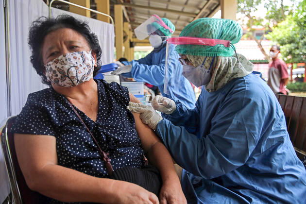 March 2, 2021, Jakarta, Indonesia: An elderly receives a shot of Sinovac s COVID-19 vaccine..Mass vaccination for elderly at the school amid the coronavirus disease (COVID-19) in Jakarta. Jakarta Indonesia - ZUMAs197 20210302_zaa_s197_076 Copyright: xAslamxIqbalx