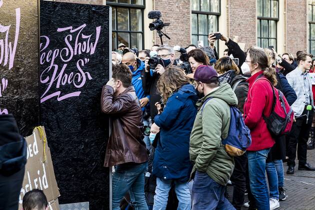 DEN HAAG - 02-03-2021, Hofplaats. Sexworkers protest against not be able to work yet. Bussy at the peepshow Sexwerkers protesteren omdat ze nog niet aan het werk mogen. Drukte bij de peepshow Sexworkers protest against not be able to work  x10961500x Copyright: