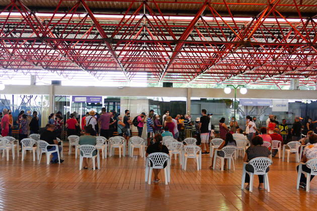 MANAUS, AM - 02.03.2021: VACINAÇÃO EM IDOSOS DE 68 ANOS EM MANAUS - Vaccination against Covid-19 in 68-year-olds, this Tuesday morning (2), at the State Center for Family Living, Father Pedro Vignola in the northern part of the city of Manaus (AM). In the photo, elderly people wait in line to be vaccinated. x2038201x  SandroxPereira