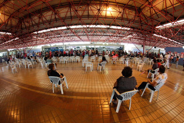 MANAUS, AM - 02.03.2021: VACINAÇÃO EM IDOSOS DE 68 ANOS EM MANAUS - Vaccination against Covid-19 in 68-year-olds, this Tuesday morning (2), at the State Center for Family Living, Father Pedro Vignola in the northern part of the city of Manaus (AM). In the photo, elderly people wait in line to be vaccinated. x2038202x  SandroxPereira