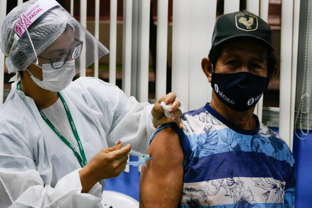 MANAUS, AM - 02.03.2021: VACINAÇÃO EM IDOSOS DE 68 ANOS EM MANAUS - Vaccination against Covid-19 in 68-year-olds, this Tuesday morning (2), at the State Center for Family Living, Father Pedro Vignola in the northern part of the city of Manaus (AM). x2038203x  SandroxPereira
