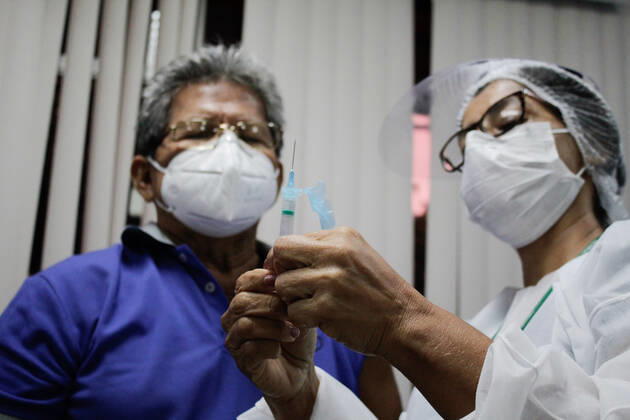 MANAUS, AM - 02.03.2021: VACINAÇÃO EM IDOSOS DE 68 ANOS EM MANAUS - Vaccination against Covid-19 in 68-year-olds, this Tuesday morning (2), at the State Center for Family Living, Father Pedro Vignola in the northern part of the city of Manaus (AM). In the photo, a nurse shows a syringe with the dose of the Oxford AstraZeneca vaccine. x2038205x SandroxPereira