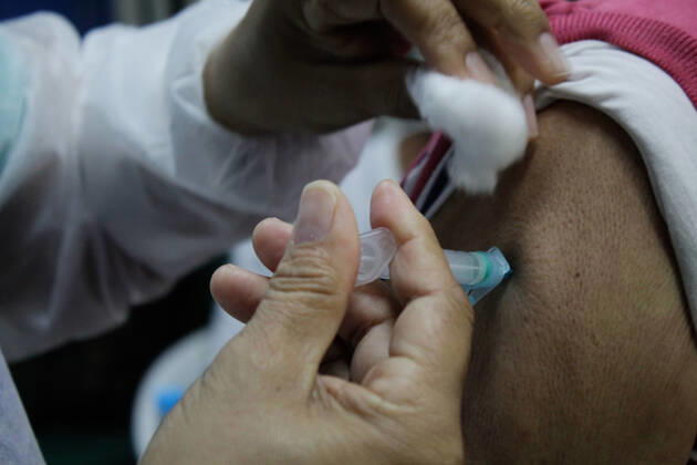 MANAUS, AM - 02.03.2021: VACINAÇÃO EM IDOSOS DE 68 ANOS EM MANAUS - Vaccination against Covid-19 in 68-year-olds, this Tuesday morning (2), at the State Center for Family Living, Father Pedro Vignola in the northern part of the city of Manaus (AM). x2038209x SandroxPereira