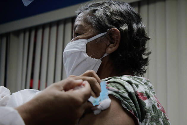 MANAUS, AM - 02.03.2021: VACINAÇÃO EM IDOSOS DE 68 ANOS EM MANAUS - Vaccination against Covid-19 in 68-year-olds, this Tuesday morning (2), at the State Center for Family Living, Father Pedro Vignola in the northern part of the city of Manaus (AM). x2038210x SandroxPereira