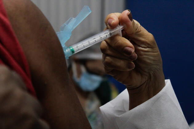 MANAUS, AM - 02.03.2021: VACINAÇÃO EM IDOSOS DE 68 ANOS EM MANAUS - Vaccination against Covid-19 in 68-year-olds, this Tuesday morning (2), at the State Center for Family Living, Father Pedro Vignola in the northern part of the city of Manaus (AM). x2038211x SandroxPereira