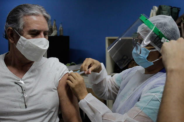 MANAUS, AM - 02.03.2021: VACINAÇÃO EM IDOSOS DE 68 ANOS EM MANAUS - Vaccination against Covid-19 in 68-year-olds, this Tuesday morning (2), at the State Center for Family Living, Father Pedro Vignola in the northern part of the city of Manaus (AM). x2038213x SandroxPereira