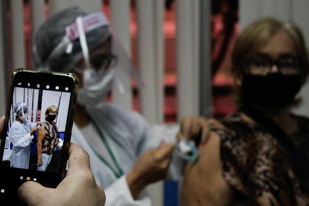 MANAUS, AM - 02.03.2021: VACINAÇÃO EM IDOSOS DE 68 ANOS EM MANAUS - Vaccination against Covid-19 in 68-year-olds, this Tuesday morning (2), at the State Center for Family Living, Father Pedro Vignola in the northern part of the city of Manaus (AM). x2038215x SandroxPereira