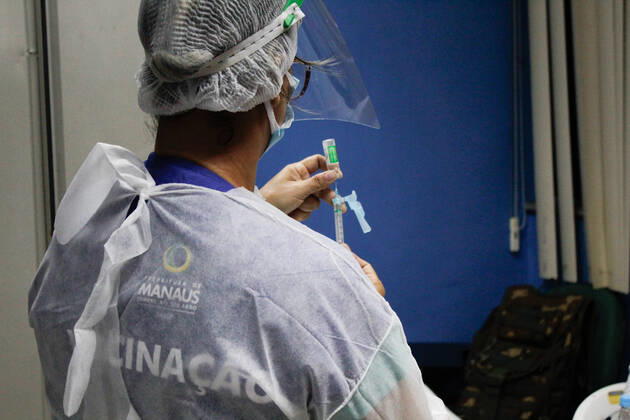 MANAUS, AM - 02.03.2021: VACINAÇÃO EM IDOSOS DE 68 ANOS EM MANAUS - Vaccination against Covid-19 in 68-year-olds, this Tuesday morning (2), at the State Center for Family Living, Father Pedro Vignola in the northern part of the city of Manaus (AM). In the photo, a nurse prepares a dose of the Oxford AstraZeneca vaccine. x2038216x SandroxPereira