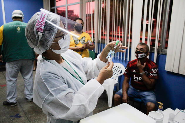 MANAUS, AM - 02.03.2021: VACINAÇÃO EM IDOSOS DE 68 ANOS EM MANAUS - Vaccination against Covid-19 in 68-year-olds, this Tuesday morning (2), at the State Center for Family Living, Father Pedro Vignola in the northern part of the city of Manaus (AM). In the photo, a nurse prepares a dose of the Oxford AstraZeneca vaccine. x2038217x SandroxPereira