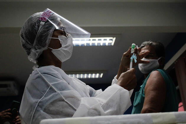 MANAUS, AM - 02.03.2021: VACINAÇÃO EM IDOSOS DE 68 ANOS EM MANAUS - Vaccination against Covid-19 in 68-year-olds, this Tuesday morning (2), at the State Center for Family Living, Father Pedro Vignola in the northern part of the city of Manaus (AM). In the photo, a nurse prepares a dose of the Oxford AstraZeneca vaccine. x2038219x SandroxPereira