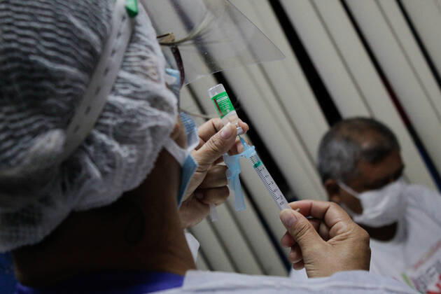 MANAUS, AM - 02.03.2021: VACINAÇÃO EM IDOSOS DE 68 ANOS EM MANAUS - Vaccination against Covid-19 in 68-year-olds, this Tuesday morning (2), at the State Center for Family Living, Father Pedro Vignola in the northern part of the city of Manaus (AM). In the photo, a nurse prepares a dose of the Oxford AstraZeneca vaccine. x2038221x SandroxPereira