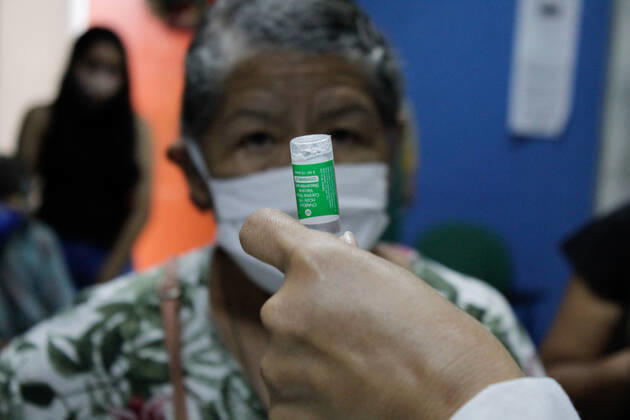 MANAUS, AM - 02.03.2021: VACINAÇÃO EM IDOSOS DE 68 ANOS EM MANAUS - Vaccination against Covid-19 in 68-year-olds, this Tuesday morning (2), at the State Center for Family Living, Father Pedro Vignola in the northern part of the city of Manaus (AM). In the photo, a nurse prepares a dose of the Oxford AstraZeneca vaccine. x2038222x SandroxPereira